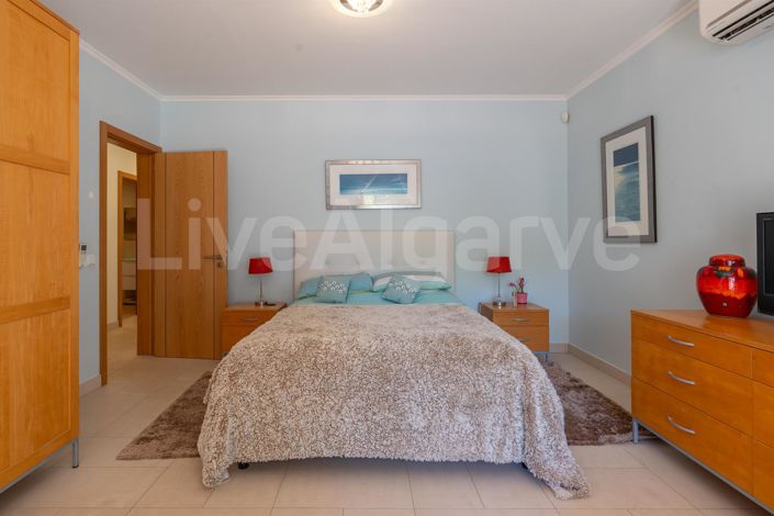 Image No.42-6 Bed House for sale