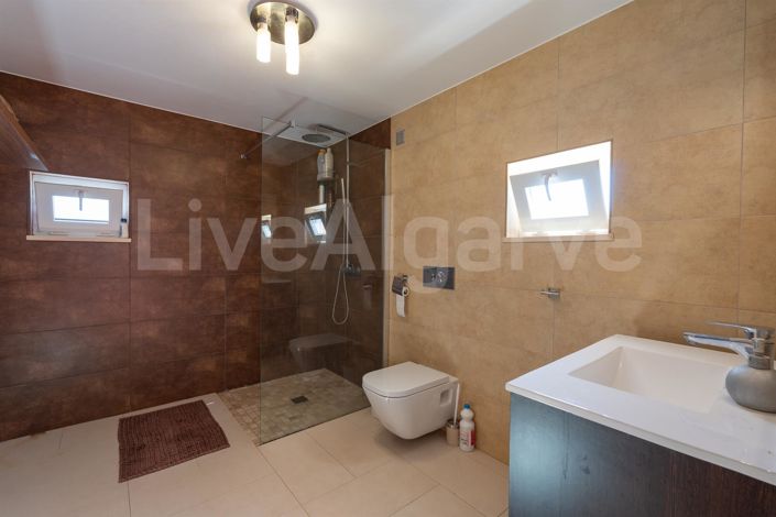 Image No.44-6 Bed House for sale