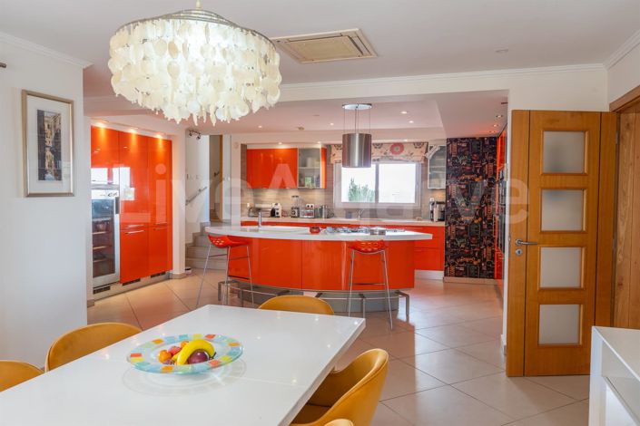 Image No.9-6 Bed House for sale