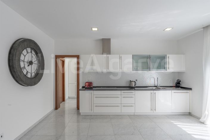 Image No.19-4 Bed House for sale