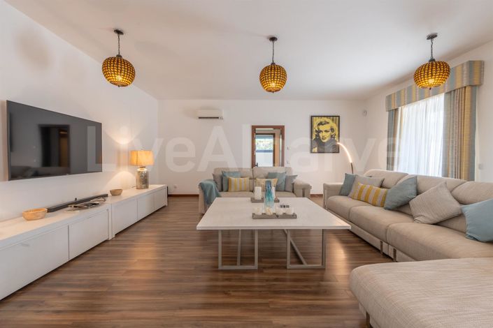 Image No.24-4 Bed House for sale