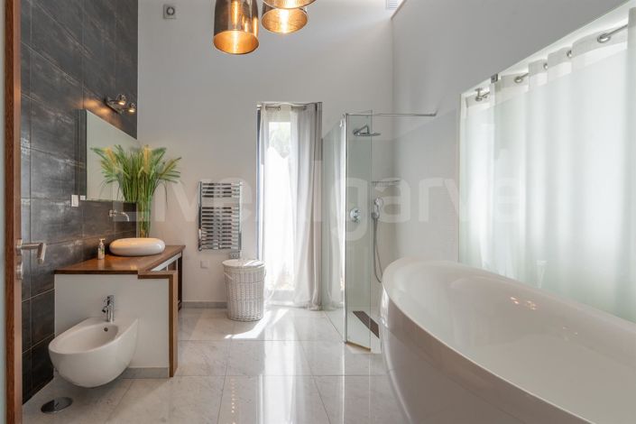 Image No.30-4 Bed House for sale