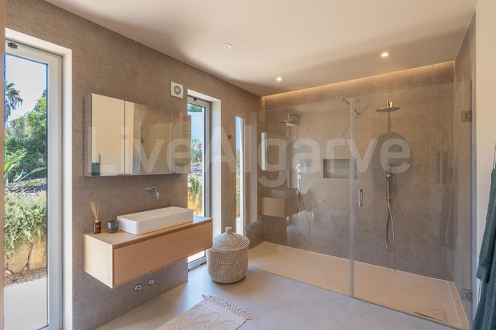 Image No.20-4 Bed House for sale