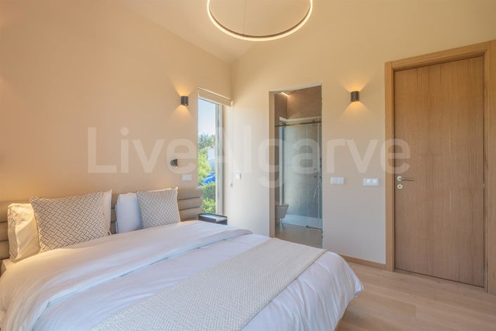 Image No.34-4 Bed House for sale