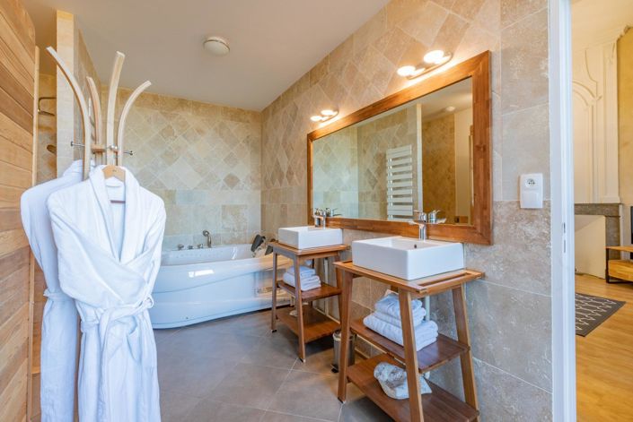 Image No.17-8 Bed Property for sale