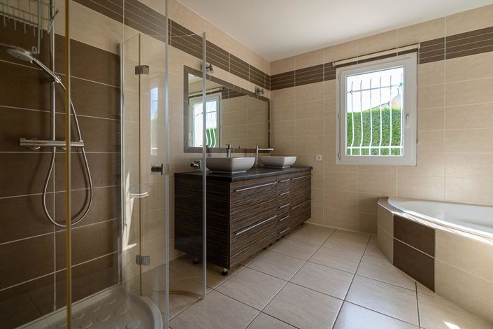 Image No.16-4 Bed House for sale