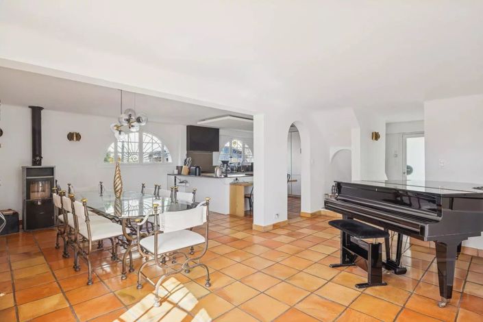 Image No.8-6 Bed House for sale