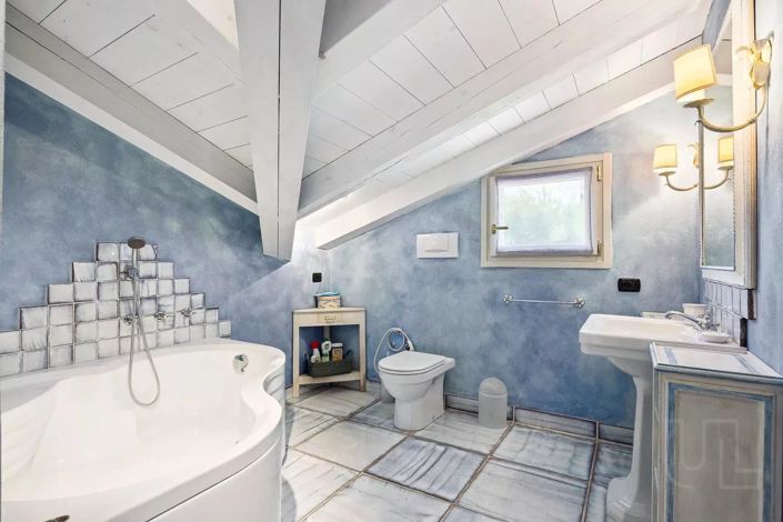 Image No.16-5 Bed House for sale