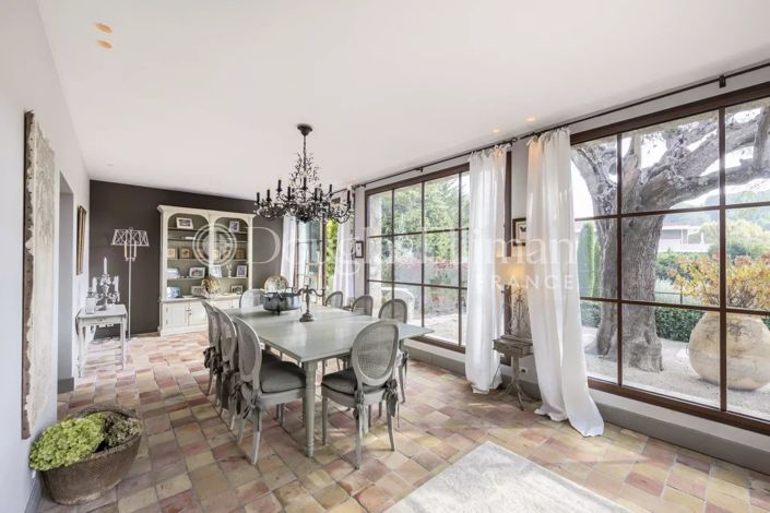 Image No.8-5 Bed House for sale