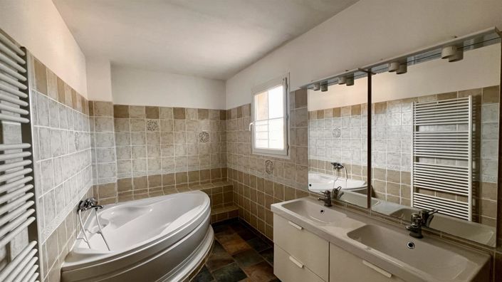 Image No.10-3 Bed House for sale