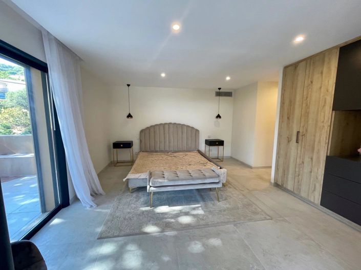 Image No.9-6 Bed House for sale