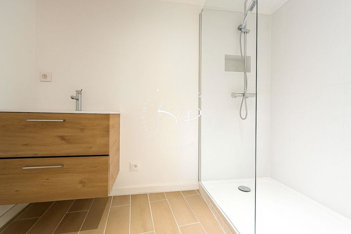 Image No.10-2 Bed House for sale