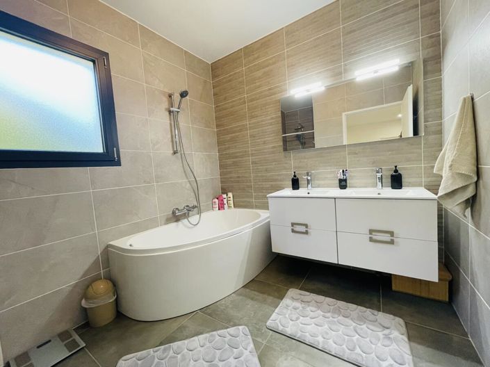 Image No.11-5 Bed House for sale