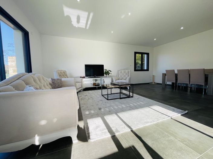 Image No.2-5 Bed House for sale