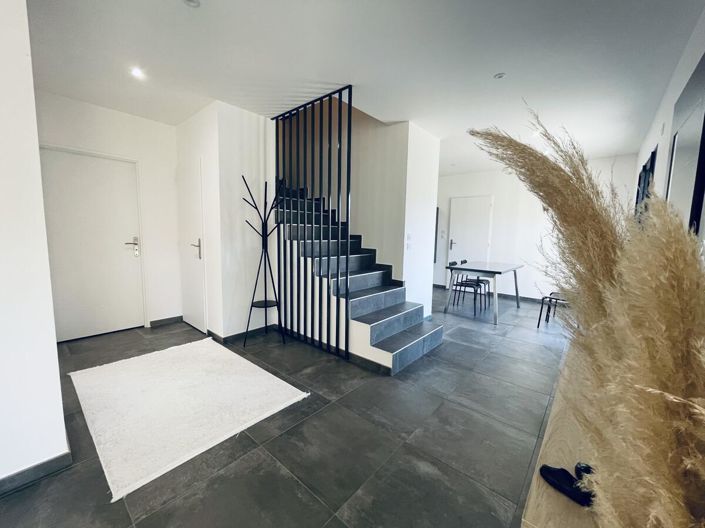 Image No.5-5 Bed House for sale