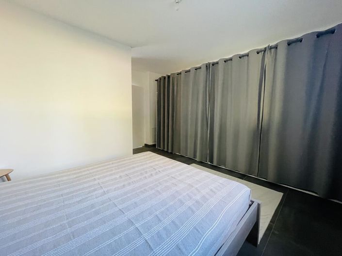 Image No.8-5 Bed House for sale