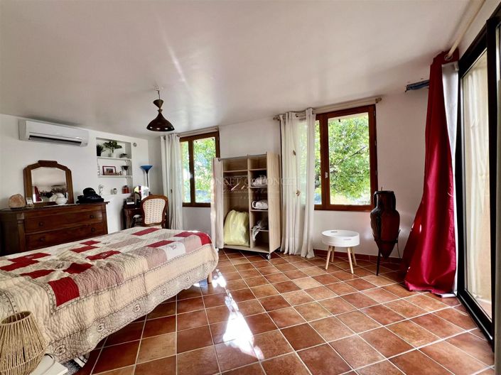 Image No.8-6 Bed House for sale