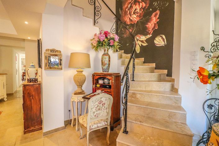 Image No.33-8 Bed House for sale