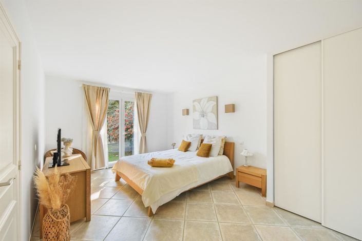 Image No.5-6 Bed House for sale