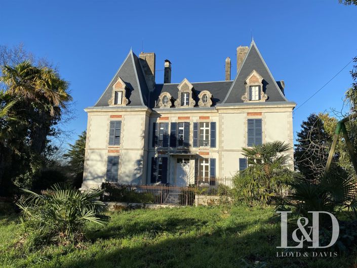 Image No.10-8 Bed Property for sale