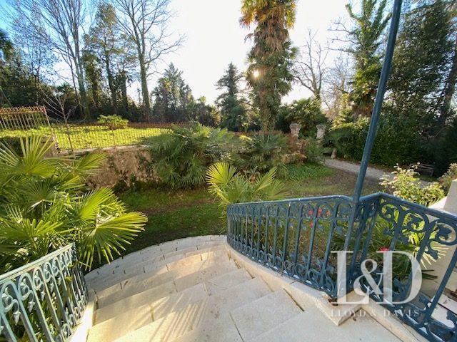 Image No.20-8 Bed Property for sale