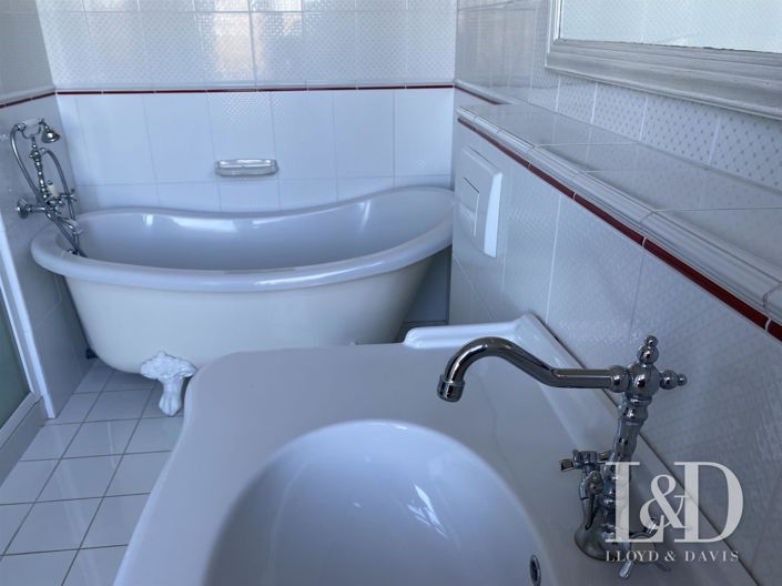 Image No.25-8 Bed Property for sale