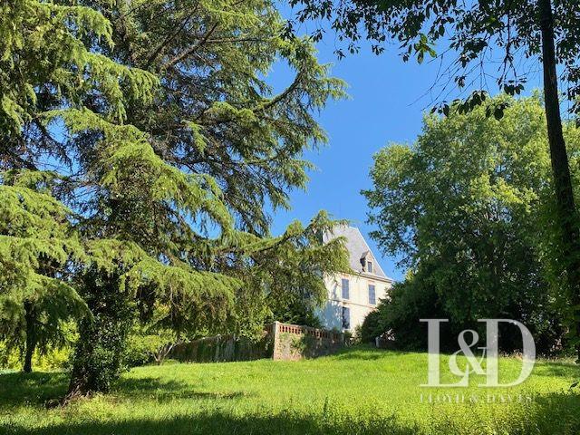 Image No.29-8 Bed Property for sale