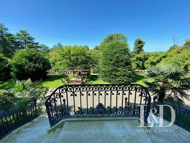 Image No.3-8 Bed Property for sale