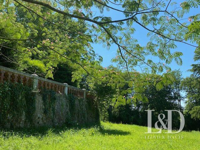 Image No.30-8 Bed Property for sale