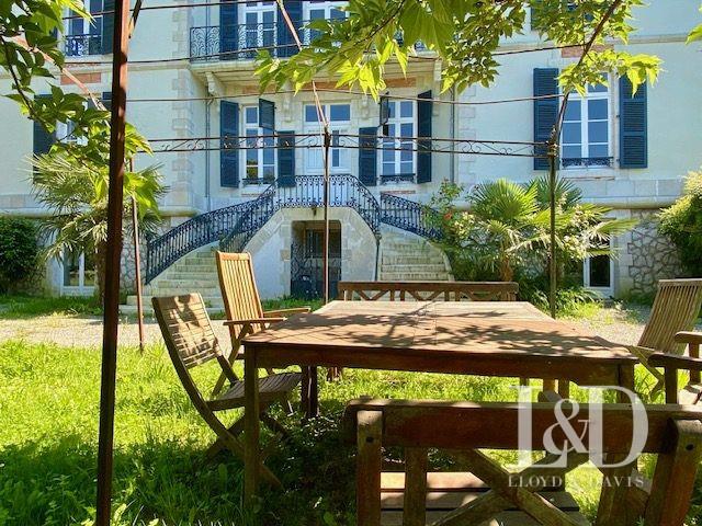 Image No.4-8 Bed Property for sale