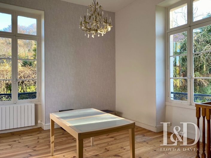 Image No.8-8 Bed Property for sale