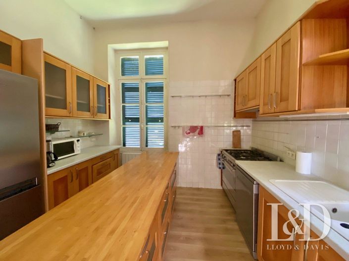 Image No.9-8 Bed Property for sale