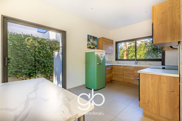 Image No.8-4 Bed House for sale