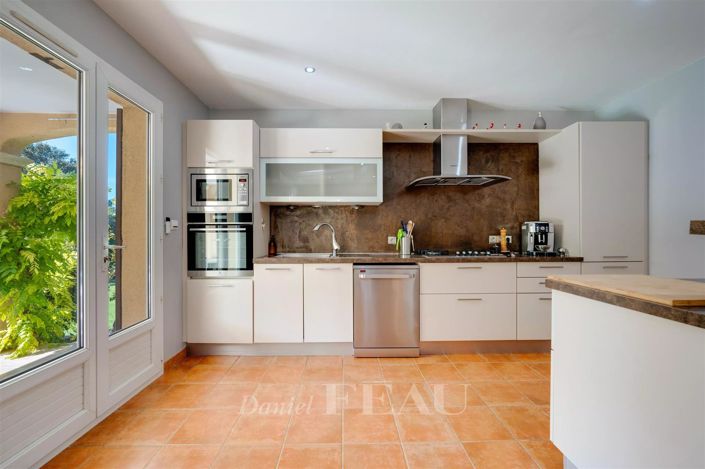 Image No.11-5 Bed House for sale