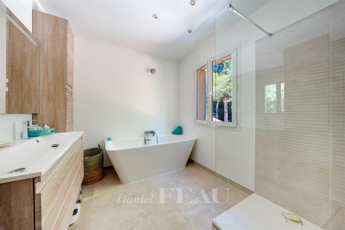 Image No.16-5 Bed House for sale