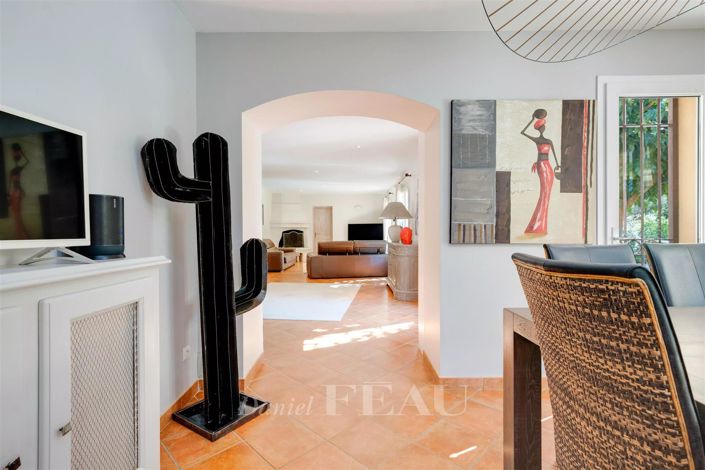 Image No.8-5 Bed House for sale