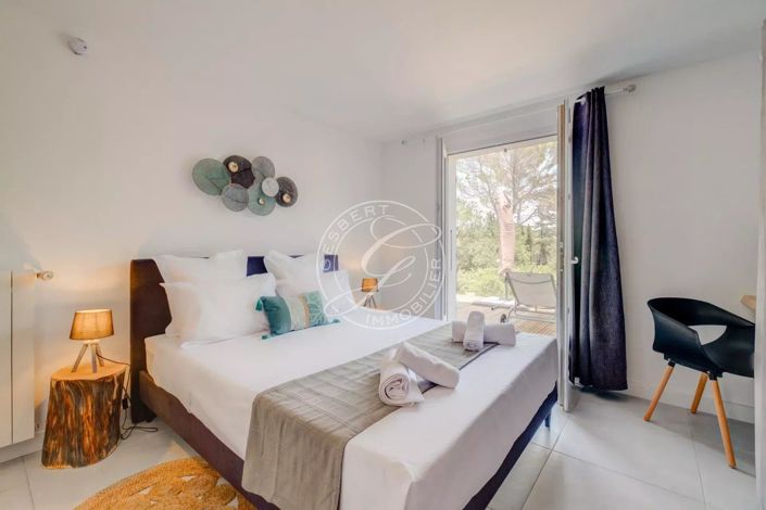 Image No.17-6 Bed House for sale