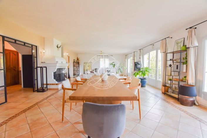 Image No.5-6 Bed House for sale