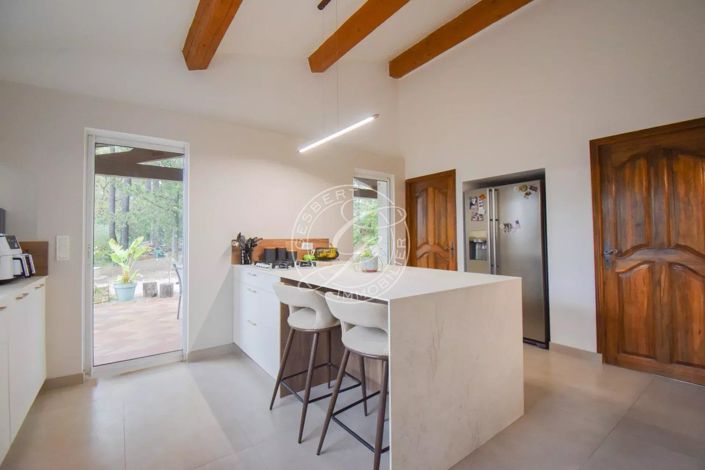 Image No.8-6 Bed House for sale