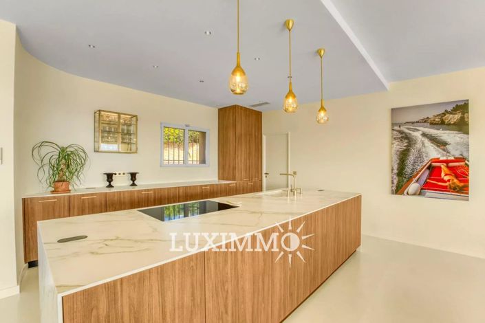 Image No.7-5 Bed House for sale