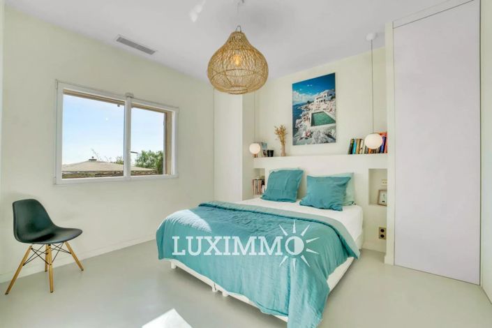 Image No.8-5 Bed House for sale