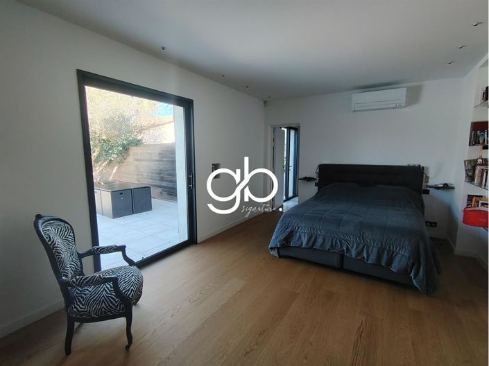 Image No.24-7 Bed House for sale