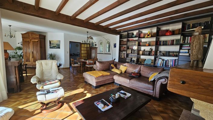 Image No.8-5 Bed House for sale