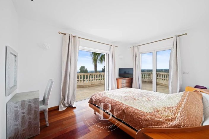 Image No.8-4 Bed House for sale