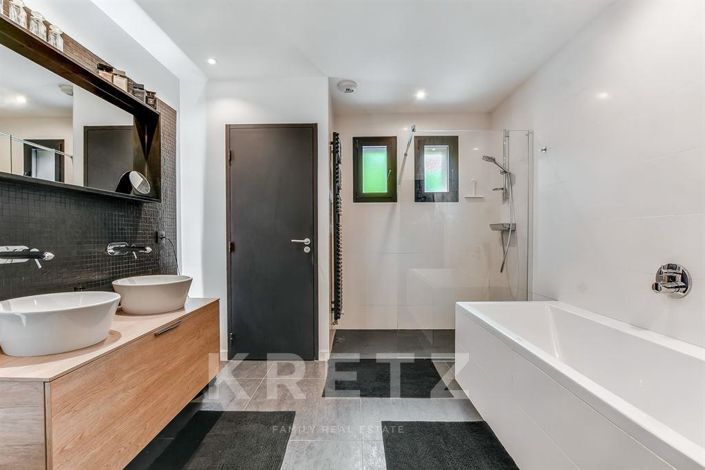 Image No.8-4 Bed House for sale