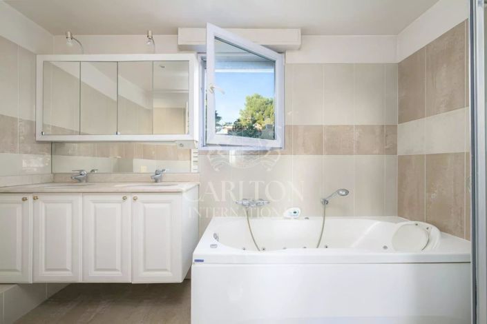 Image No.8-5 Bed House for sale