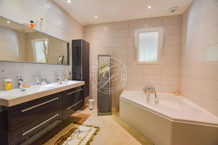 Image No.11-3 Bed House for sale