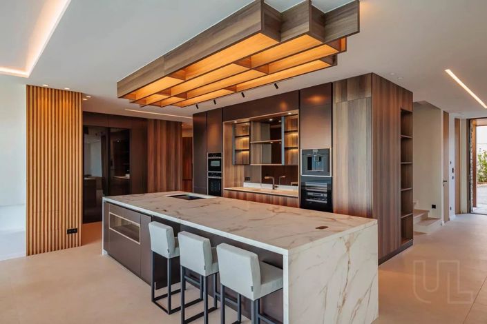 Image No.6-5 Bed House for sale