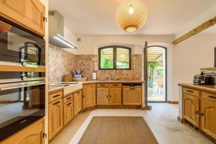 Image No.8-5 Bed House for sale