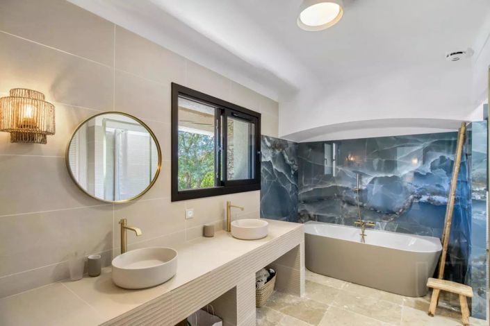 Image No.8-6 Bed House for sale